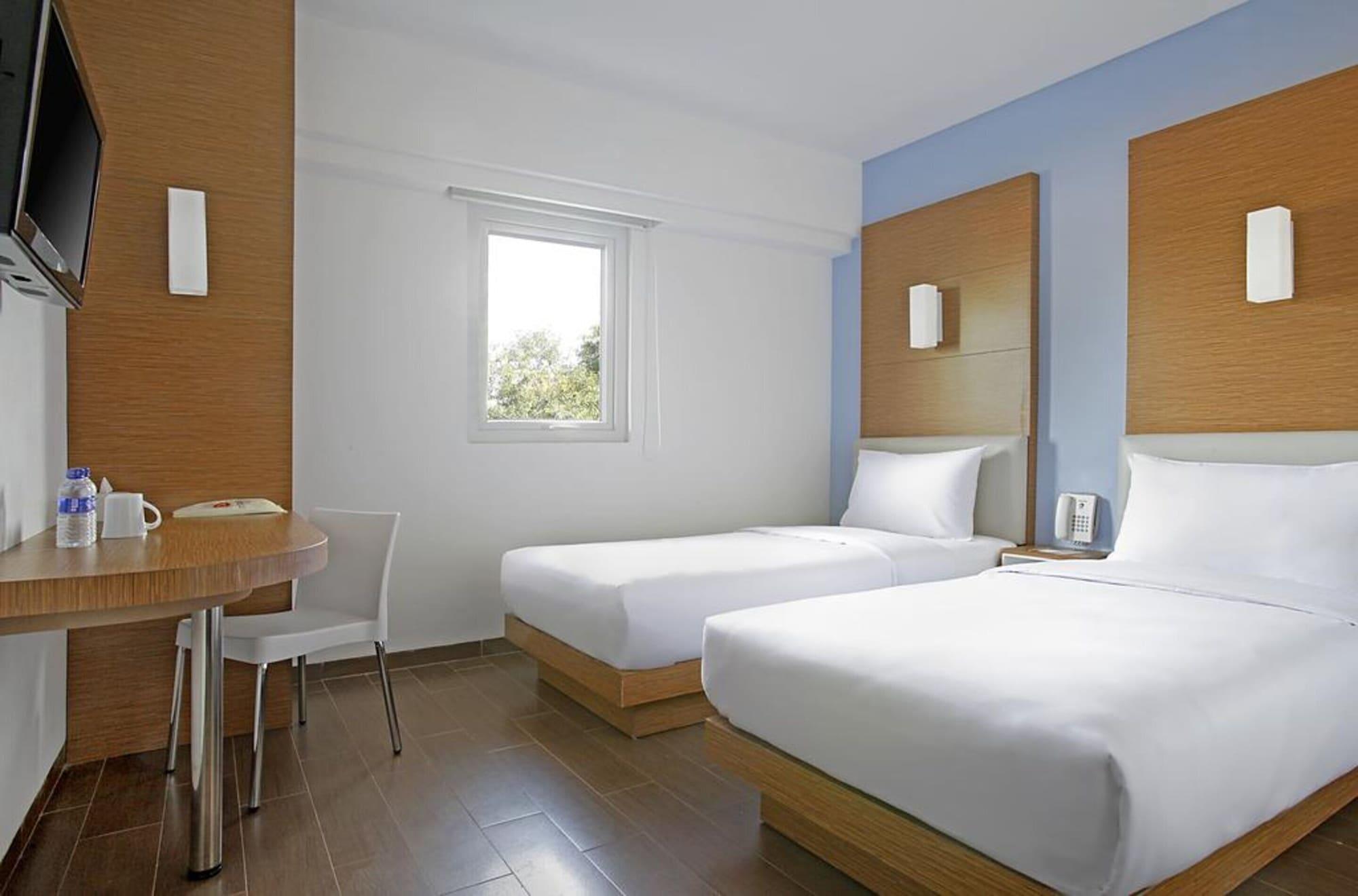 Amaris Hotel Senen Jakarta Exterior photo
