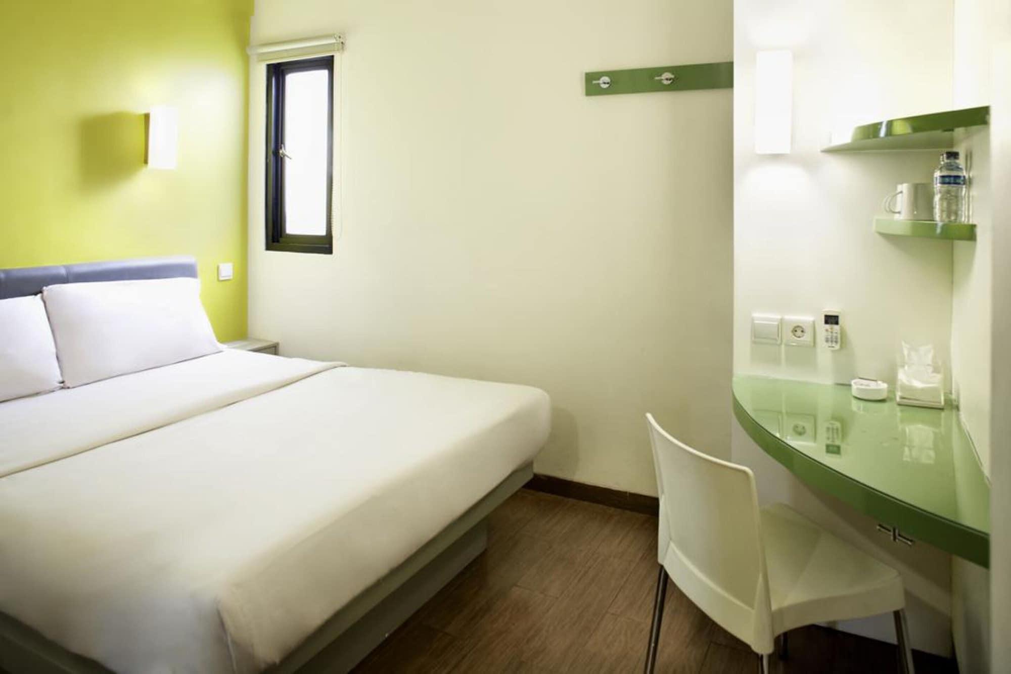 Amaris Hotel Senen Jakarta Exterior photo
