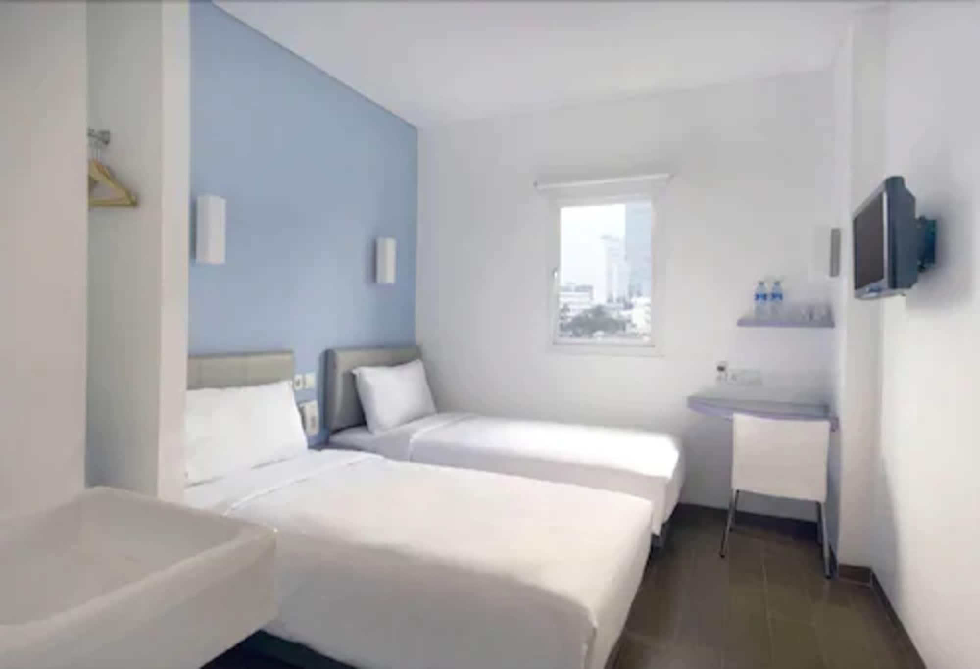 Amaris Hotel Senen Jakarta Room photo