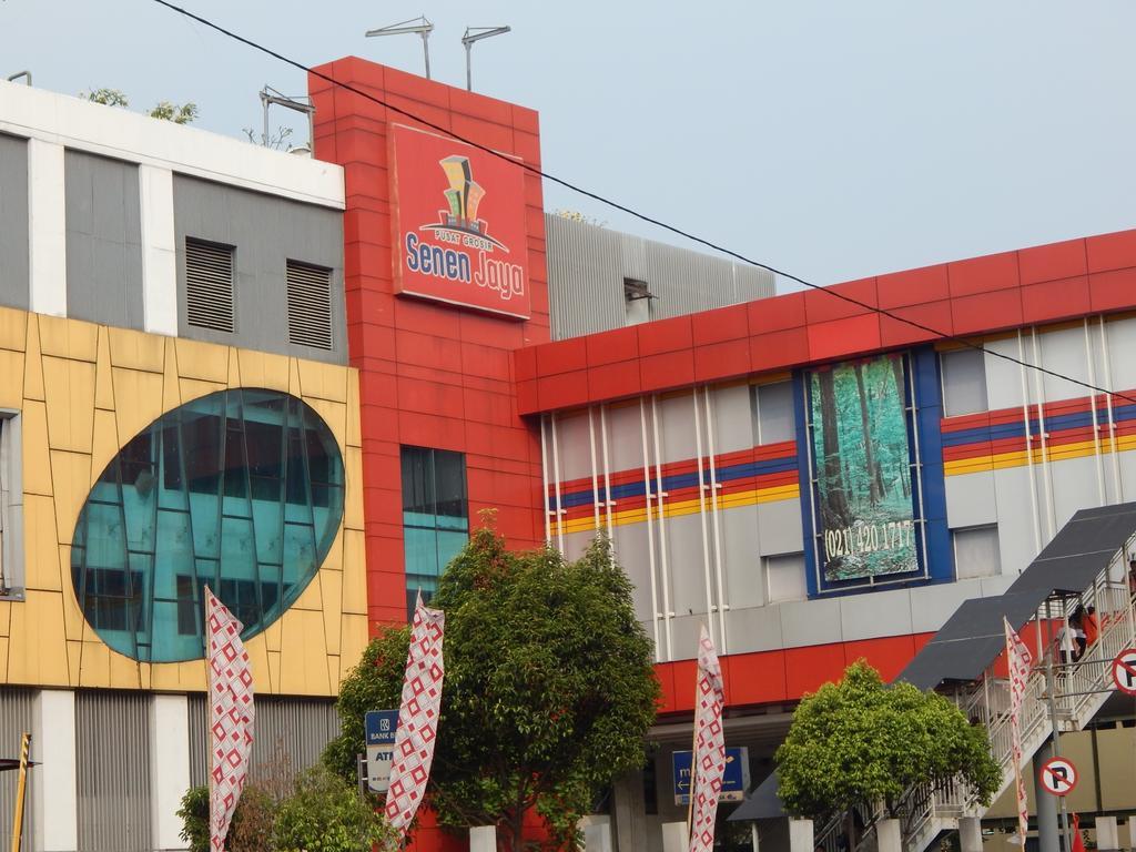 Amaris Hotel Senen Jakarta Exterior photo