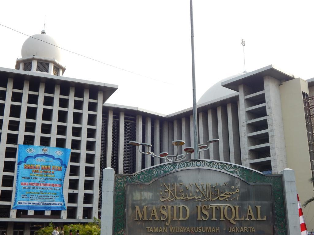 Amaris Hotel Senen Jakarta Exterior photo